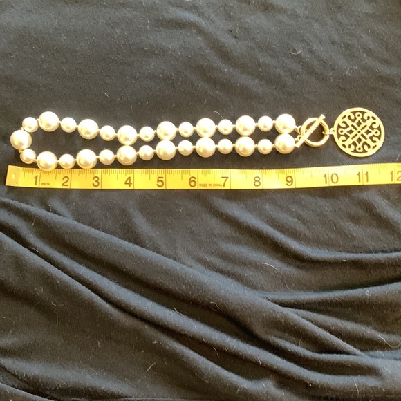 BRAND NEW Pearl necklace with gold front toggle closure and charm - Picture 3 of 3